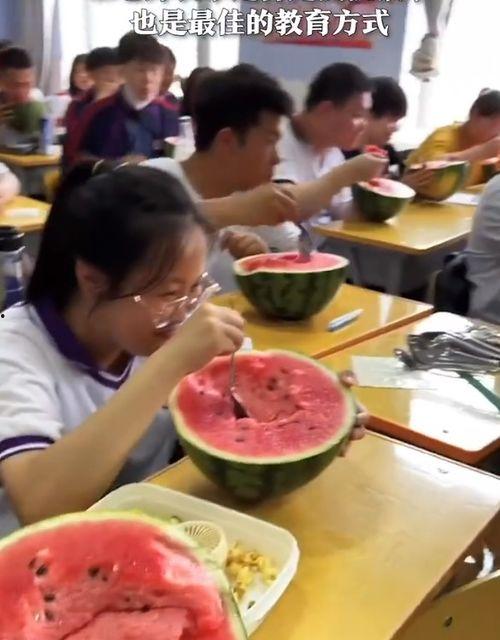 盘锦初中老师吃瓜,校园生活的一抹趣味色彩