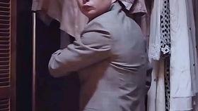 男生手指吃瓜,男生独特吃瓜方式引发热议