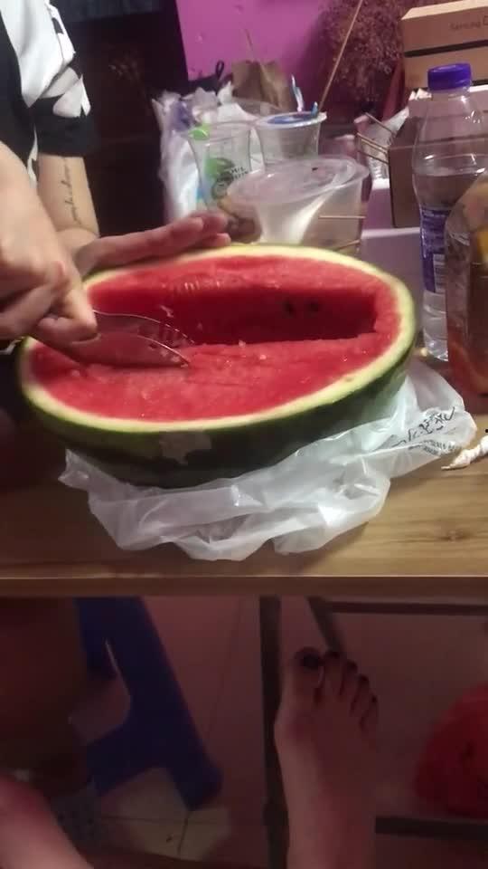 宿舍吃瓜闹肚子,一场意外的“消化”之旅